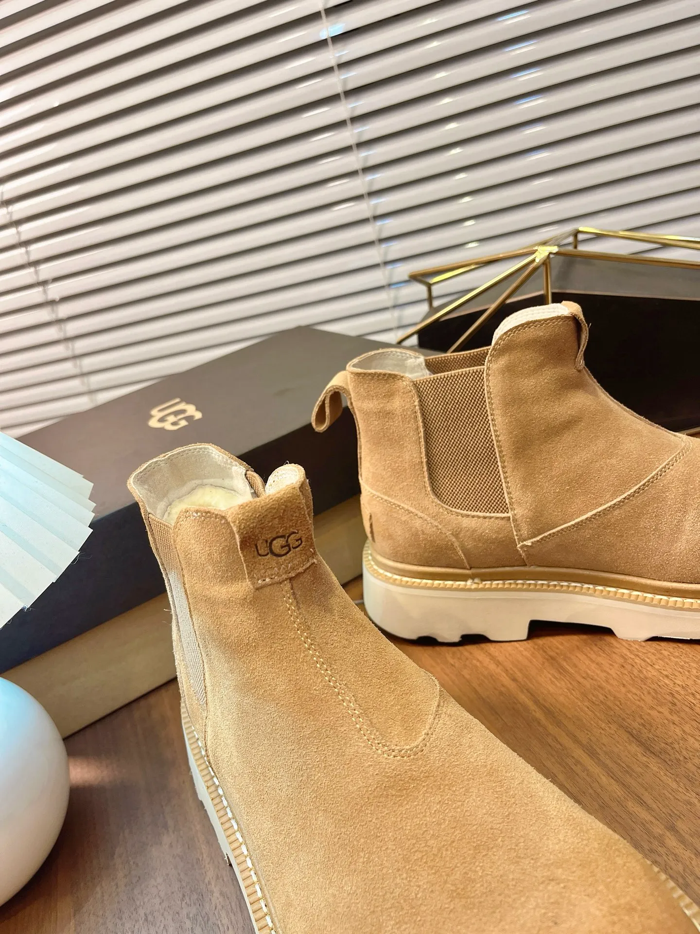 【UGG】 P: 600💰 Size: 40 to 44 (45 custom-made) 2025 new style 𝑼𝑮𝑮•Men's ◾️. Winter snow boots and fur shoes. The matching coefficient is also 100%. 💥Good-looking✨Fully fashionable and stylish when worn. 📈 Lager casual boots, lace-up style. The heels are decorated with hot embossed brand logos. Item No.: 1171113 Upper: high-quality cow suede Lining: sheepskin imported from Australia 🐑The inner lining is made of Australian lamb wool Outsole: EVA non-slip outsole. 45